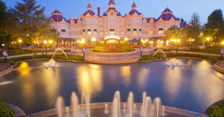 Which Hotels include free parking at Disneyland Paris?