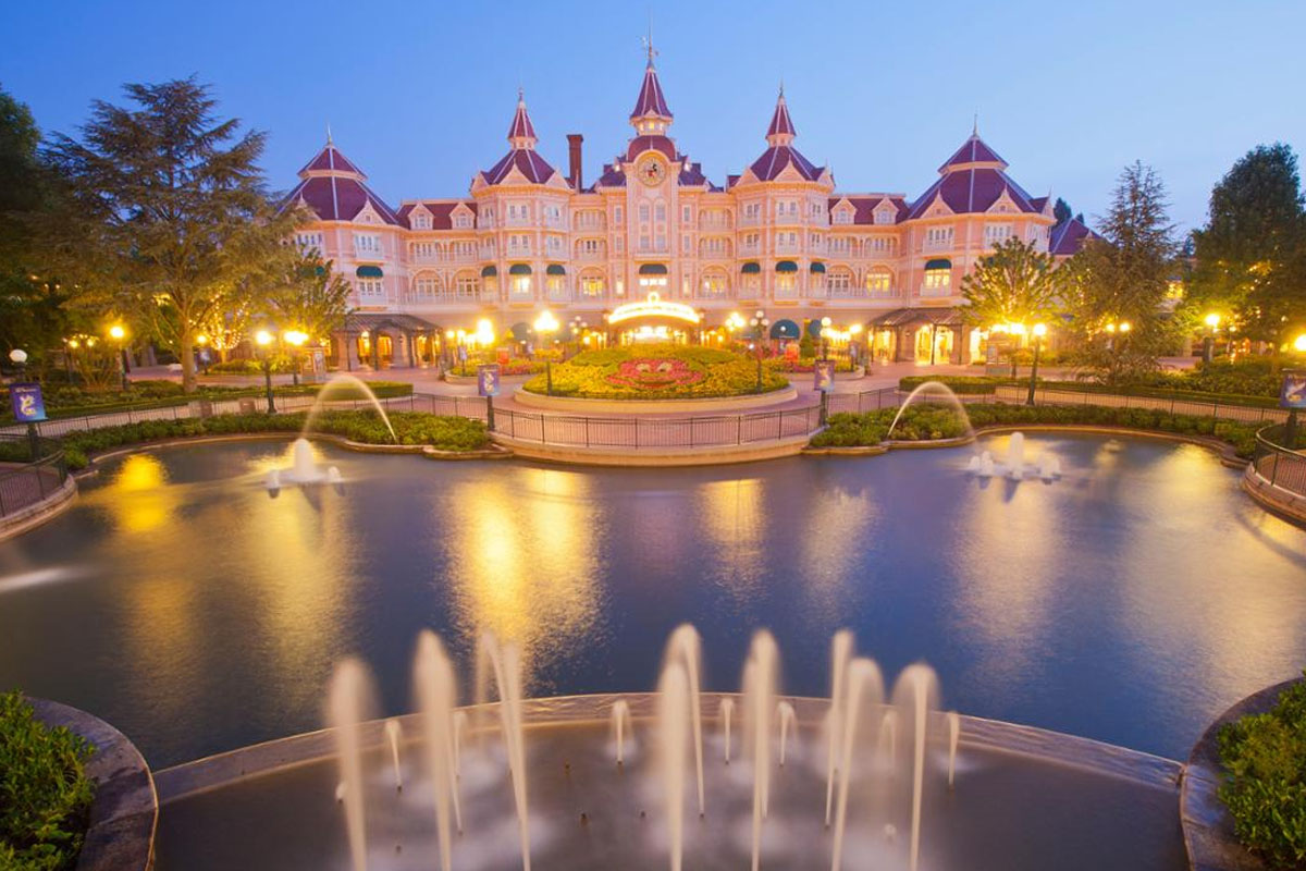Which Hotels include free parking at Disneyland Paris?