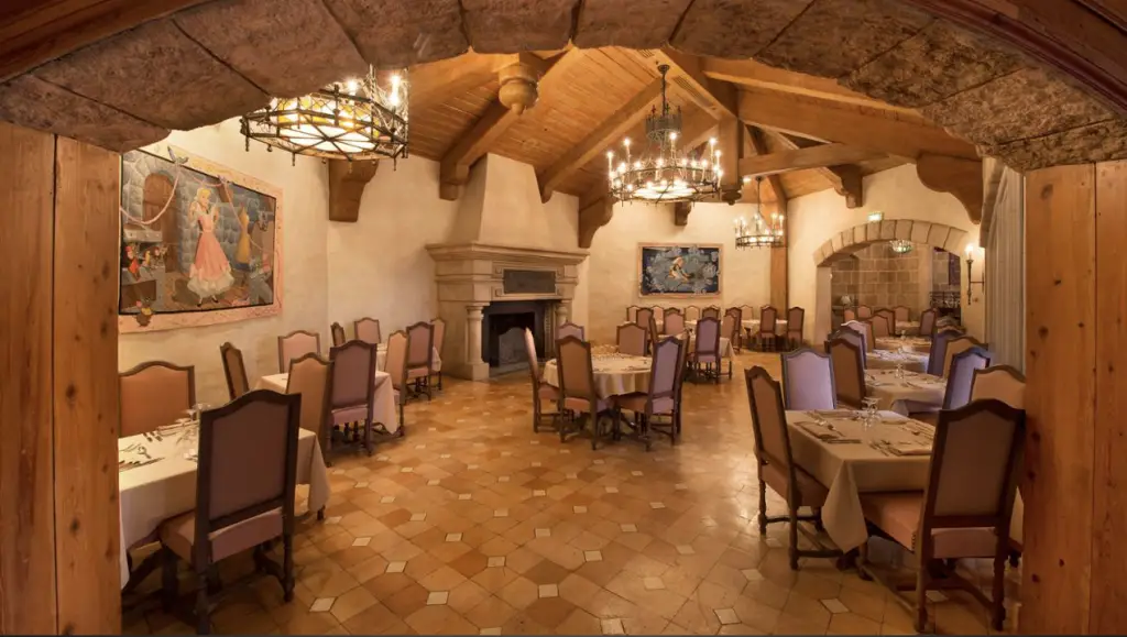 Auberge de Cendrillon princess character dining