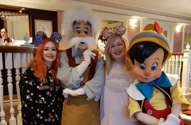 character dining disneyland paris