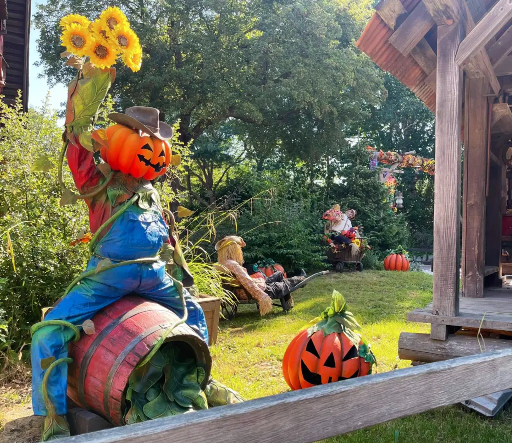 DISNEYLAND PARIS HALLOWEEN DECORATIONS