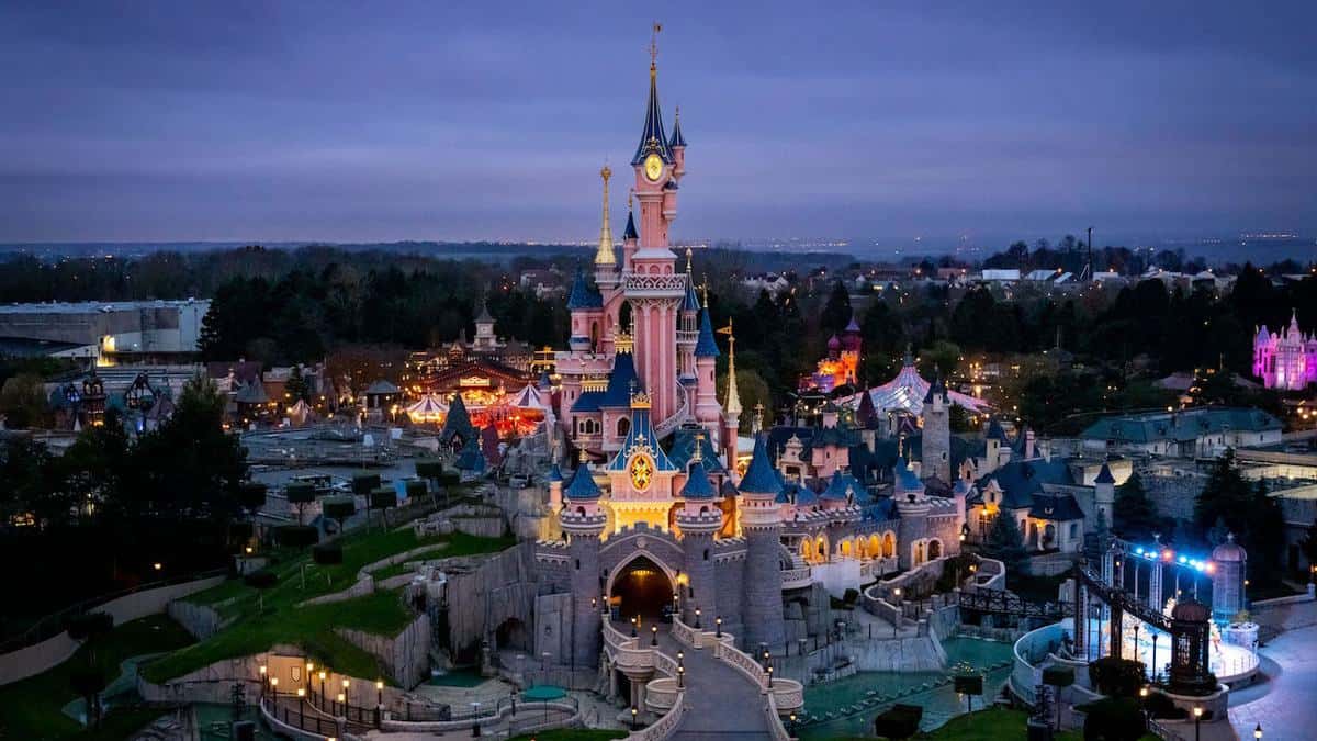 Disneyland Paris Cancels New Year Eve party, but extends park hours!