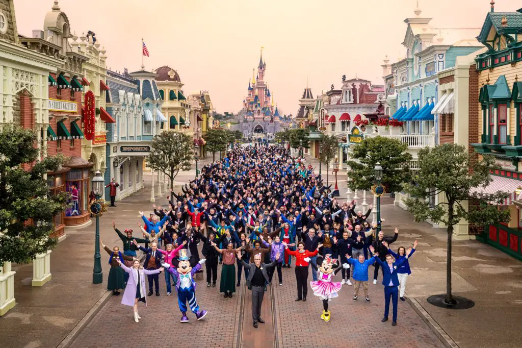 DLP 900 cast members