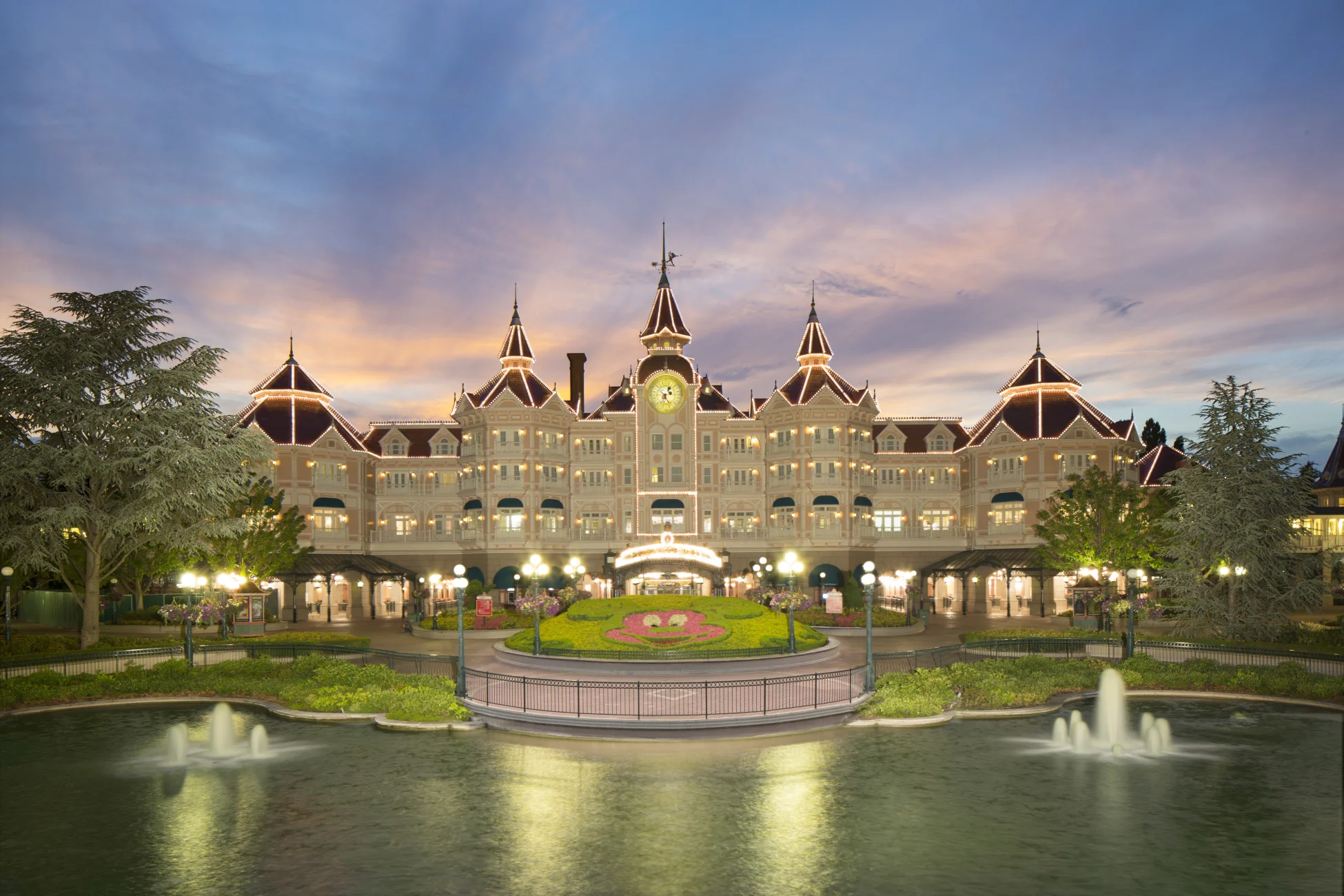 Is there a Hotel inside Disneyland Paris?