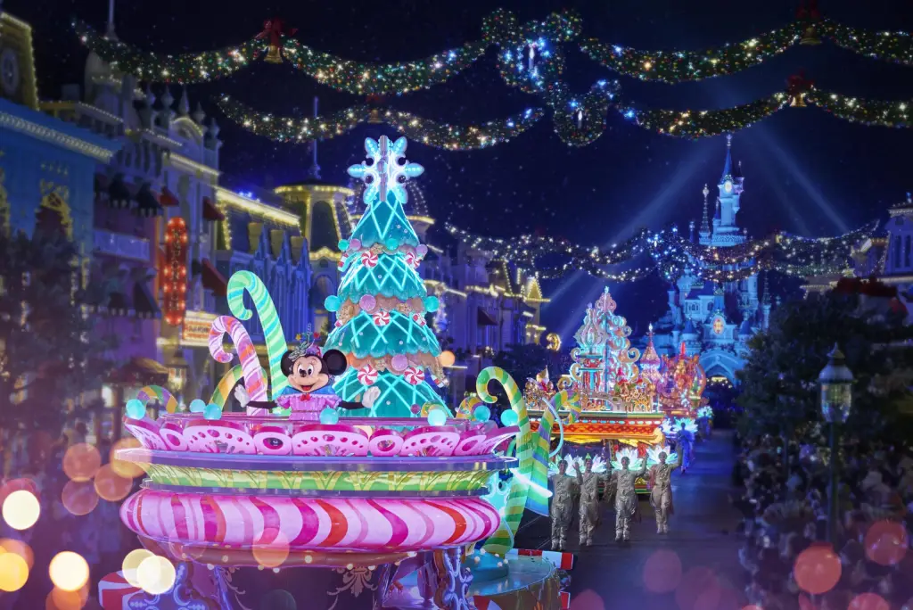 DISNEYLAND PARIS Christmas season 2022 : Mickey Dazzling Christmas Parade