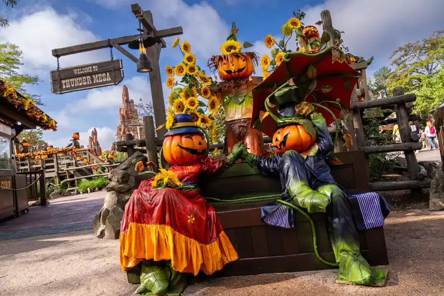 disneyland paris halloween decorations in Frontierland - Cheapest time to visit during Halloween