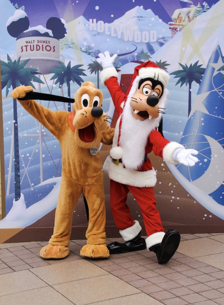 goofy-disneyland-paris-christmas-outfit-with-pluto