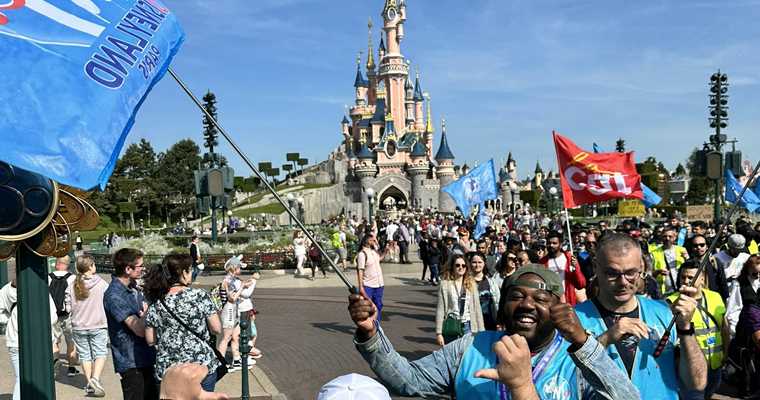 1000’s of Disneyland Paris Cast Members Strike again!
