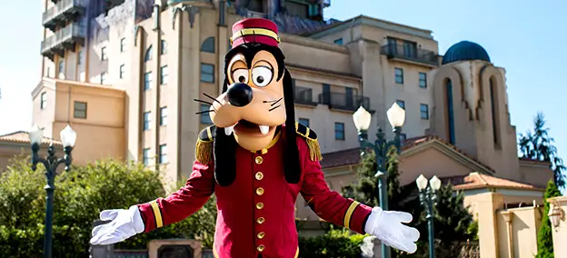 Disneyland Paris Tickets and Annual Passes - Goofy outside Tower of Terror