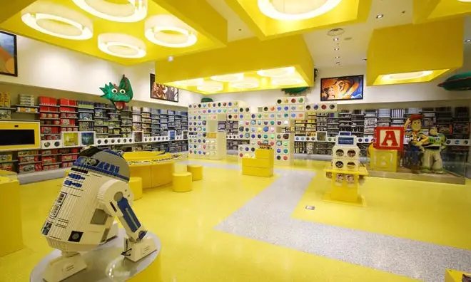 Disneyland Paris LEGO store celebrates its 10th Anniversary!